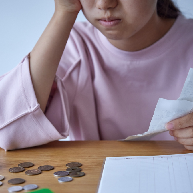 Manage your finances while working abroad