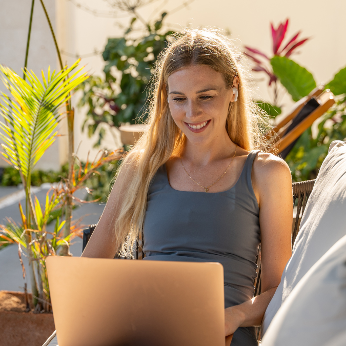 Manage your finances while working abroad