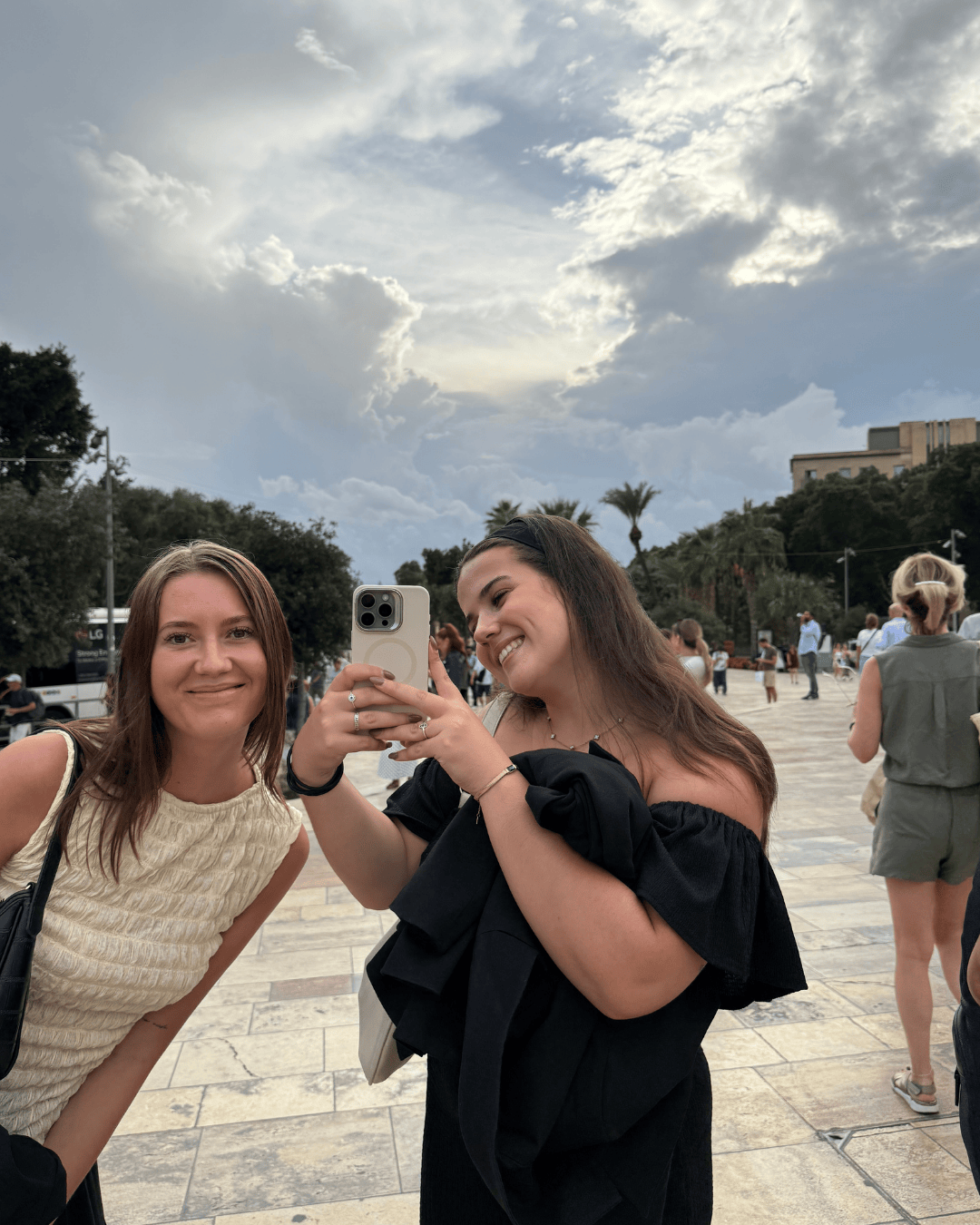 Cat en eirine glimlachen en maken plezier in malta tijdens hun tussenjaar in het buitenland. Ze genieten van het zonnige eilandleven, maken foto's en helpen mensen met het vinden van een baan in het buitenland. Een blije en inspirerende dag vol werk en avontuur!